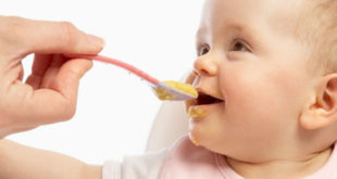 خطرات زود یا دیر شروع کردن غذای کمکی کودک