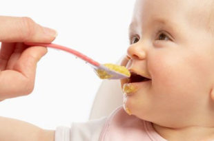 خطرات زود یا دیر شروع کردن غذای کمکی کودک
